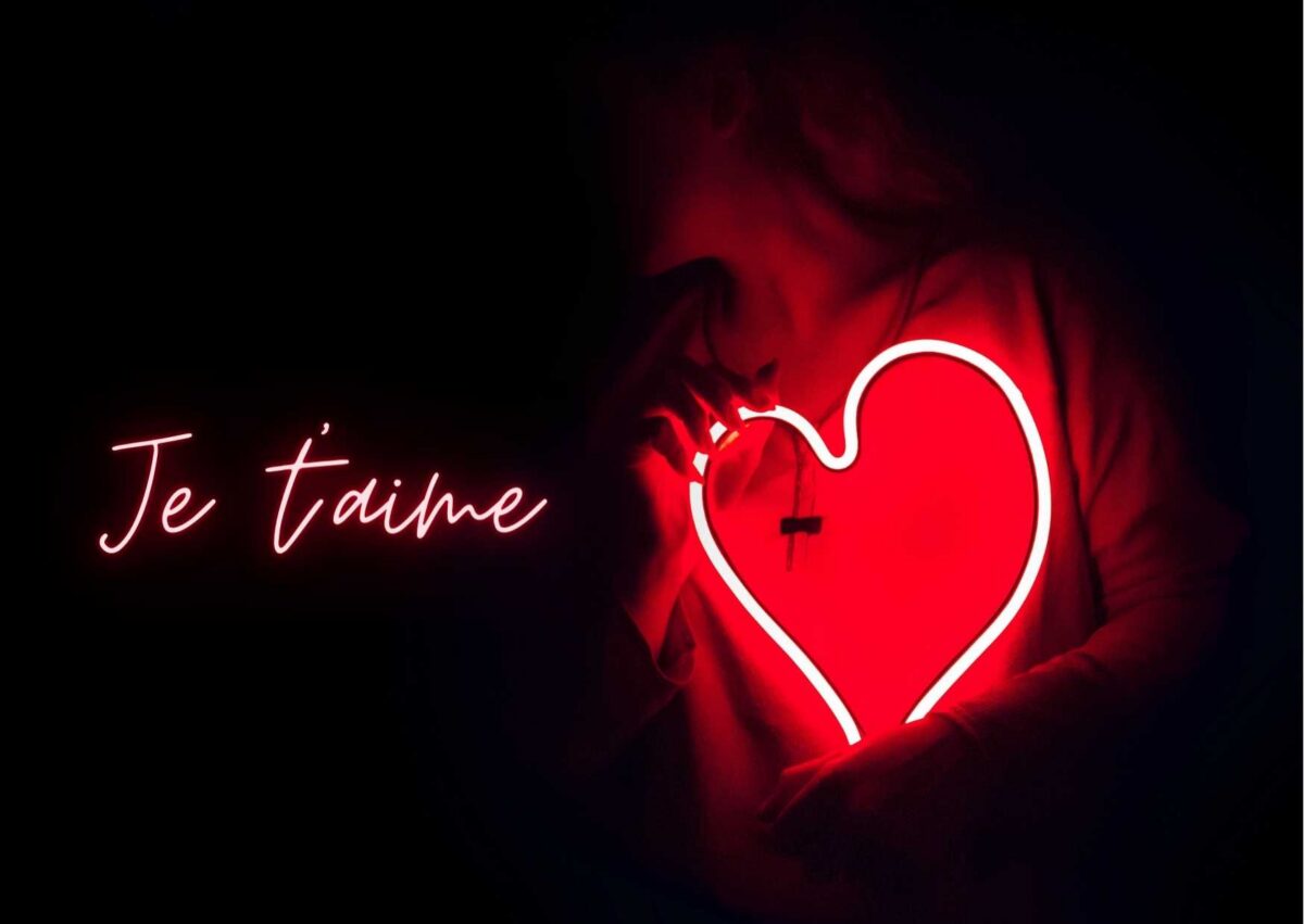 Personne souriante rédigeant un message de bonne après midi mon amour sur son téléphone
