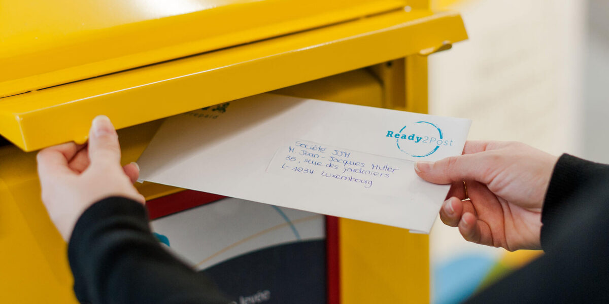 Boîte postale pour particulier avec du courrier à retirer au guichet