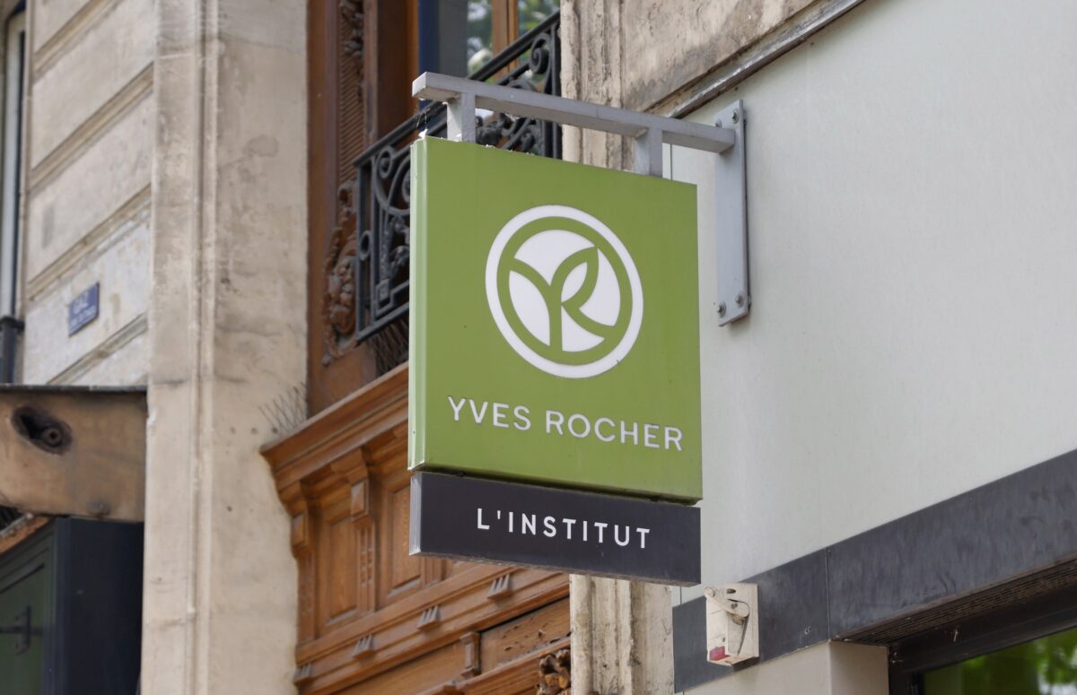 Vitrine d'un magasin Yves Rocher fermé dans une rue commerçante